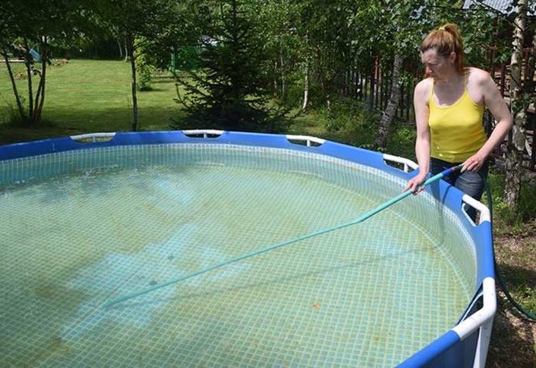 Lavaggio della superficie della piscina