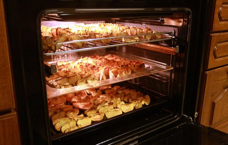 Pengeringan epal di dalam oven di rumah.