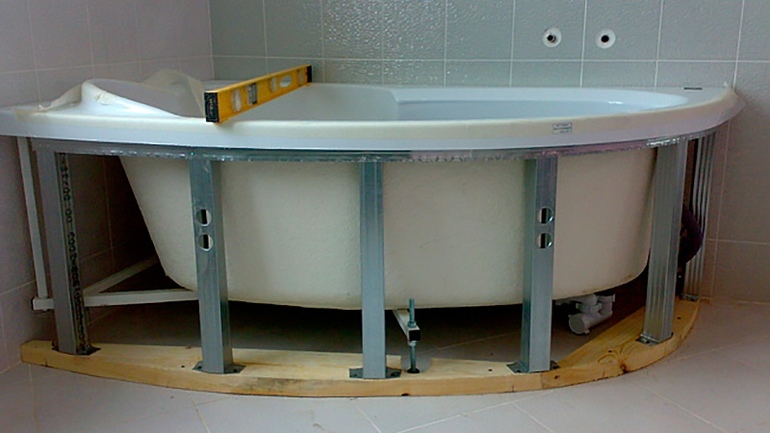 Installazione di una nuova vasca da bagno in acrilico