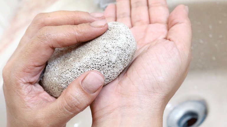 วิธีกำจัดกาวออกจากมือด้วยหินภูเขาไฟ