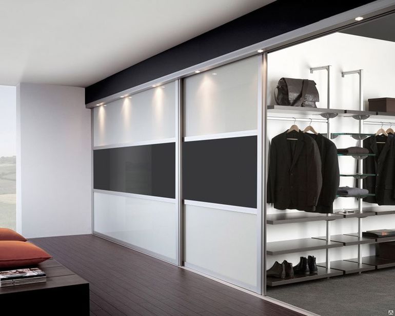 Ang pagdulas ng mga pintuan ng wardrobe
