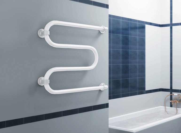 Porte-serviettes chauffant dans la salle de bain